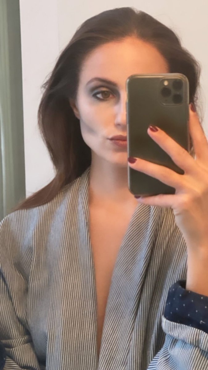 folklstain's tweet photo. ESSA MULHER É MUITO LINDA, PASSO MAL https://t.co/QNIpJkhxCh