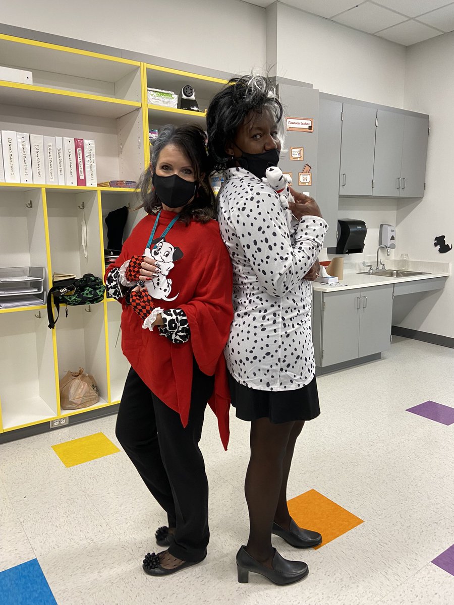 adameronconn's tweet photo. Book character day at Conn Magnet ES! Cruella to the left, Cruella to the right 🕸 https://t.co/dxDMiZZV0c