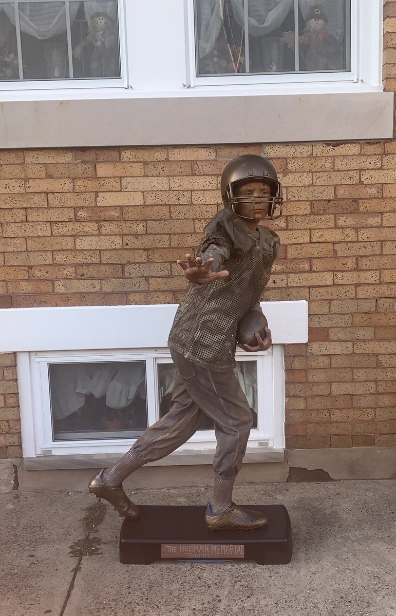 Daniellemckin's tweet photo. The Heisman Trophy 🏆🏈 @ESPNCFB @espn  Happy Halloween ! https://t.co/USuJKc4OXI