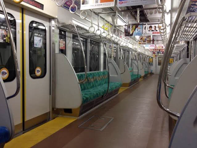 非常ドアコックが引用のものだとモニタ横にあると情報がありますが、該当車両は座席の下です。
車両によって違いがあるので、共有します。私鉄などの古い車両はこのパターンが多いので万が一の時のために知っておいてください。
#京王線事件
#京王線刃物
#京王線放火
#京王線
#非常ドアコック  