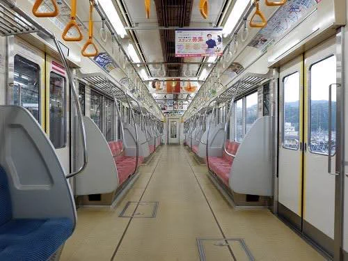 非常ドアコックが引用のものだとモニタ横にあると情報がありますが、該当車両は座席の下です。
車両によって違いがあるので、共有します。私鉄などの古い車両はこのパターンが多いので万が一の時のために知っておいてください。
#京王線事件
#京王線刃物
#京王線放火
#京王線
#非常ドアコック  