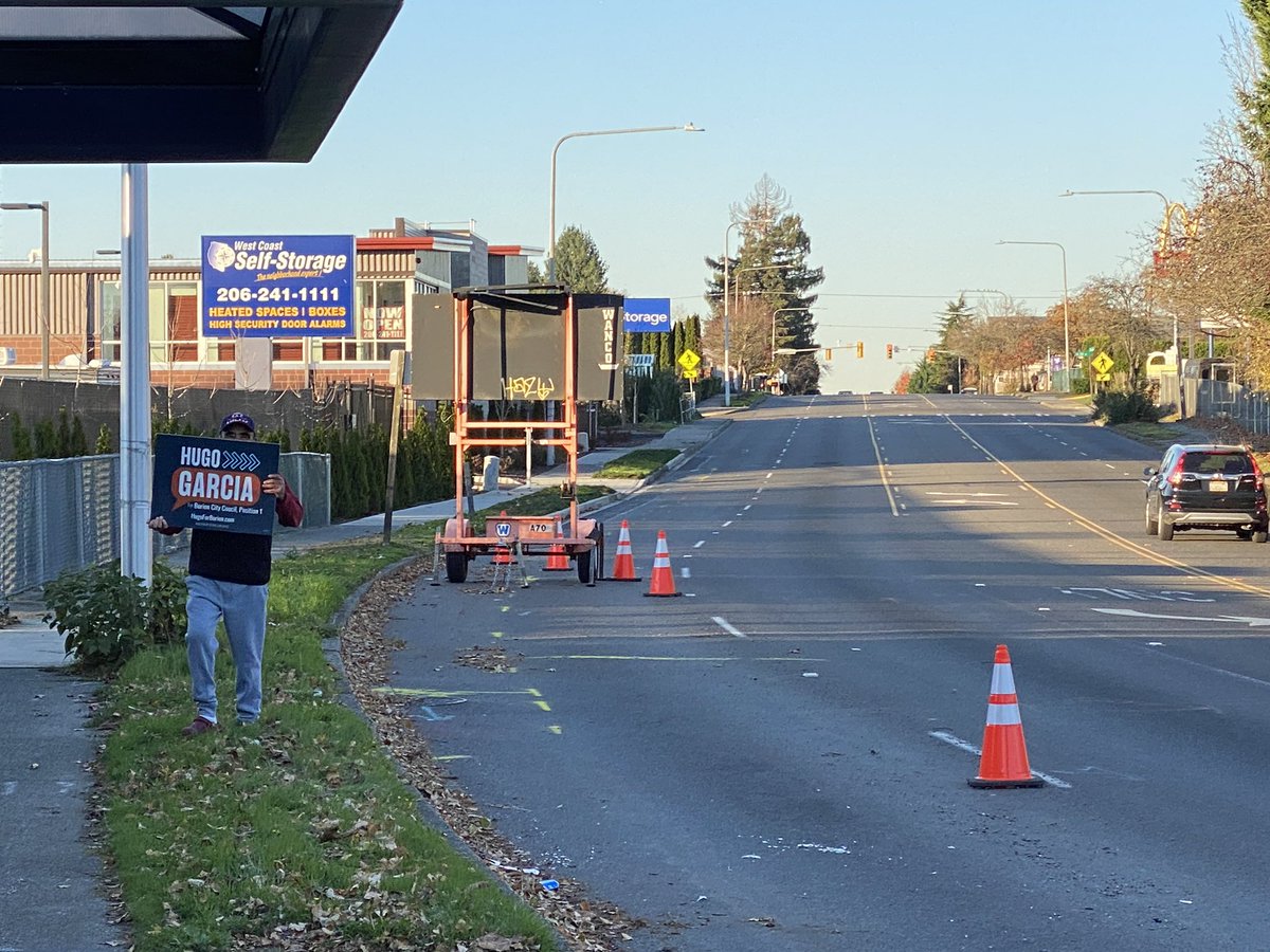 CMHugoGarcia's tweet photo. Immigrant 74 yr old father out here Showing up to Wave Signs for his first time immigrant Candidate son #LFG #VotaPorHugo #Hugo4Burien https://t.co/l04HoFWzDB
