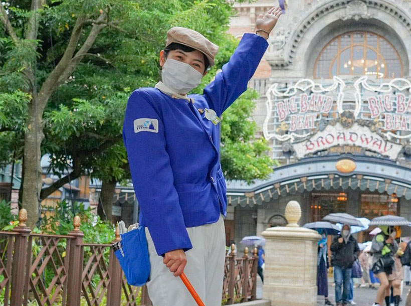 東京ディズニーリゾートpr 公式 カストーディアルキャストに注目してみよう 周年を迎えた東京ディズニー シーには オレンジ色のほうきを持っているカストーディアルキャストがいるんですよ 見つけたら ぜひ声をかけてみてくださいね パークの