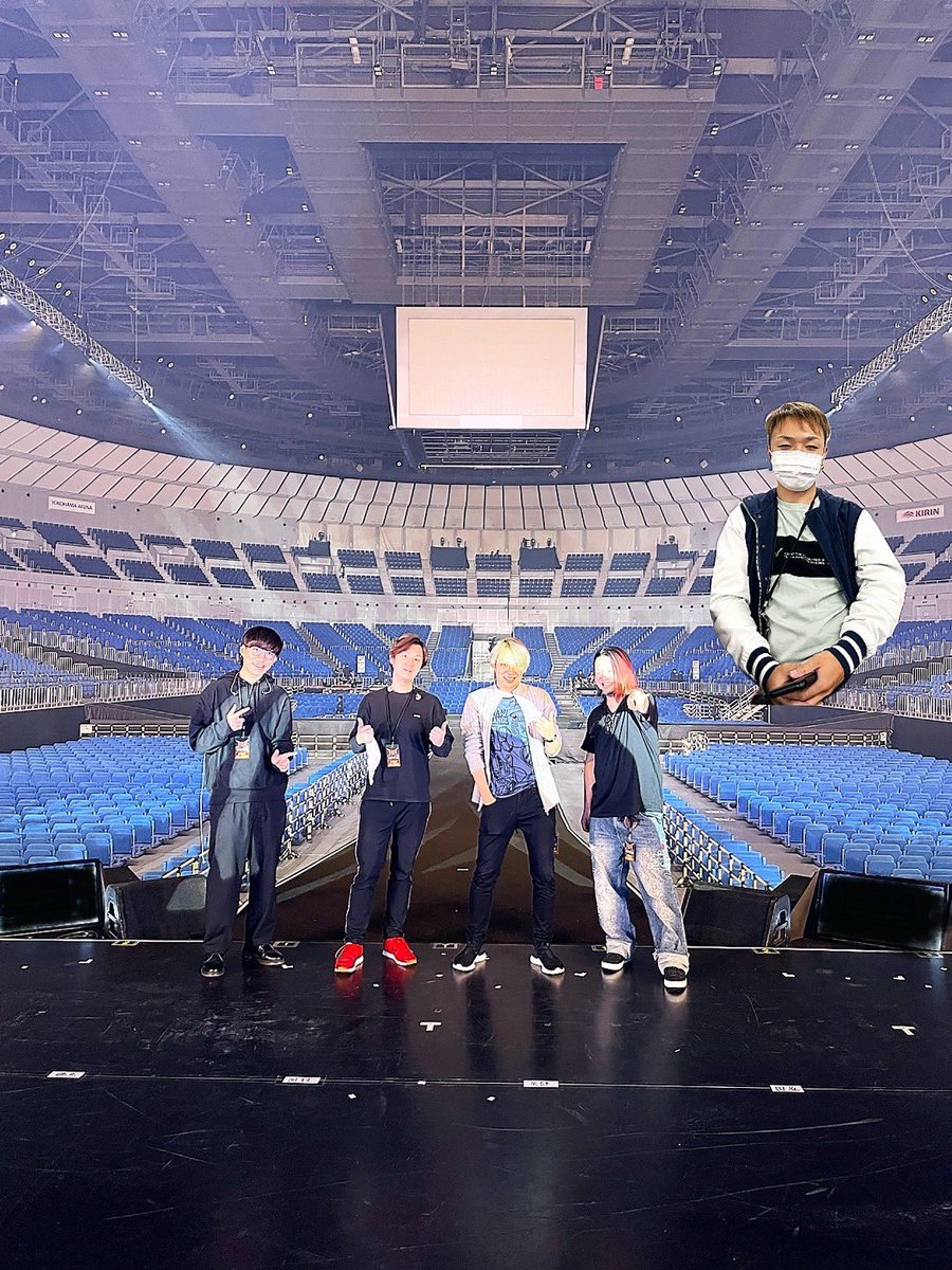 takatot_sp's tweet photo. ナインティナインのオールナイトニッポン歌謡祭in横浜アリーナにて
ナイナイバンドとして
ナイナイのお二人
そして豪華ゲストの皆様のバックで
ベースを弾かせて頂きました◎
支えて下さったバンドチームの皆様
関係者の皆様
そしてリスナーの皆様に感謝の気持ちでいっぱいです。
#ナイナイ歌謡祭 https://t.co/MH2klRogkq