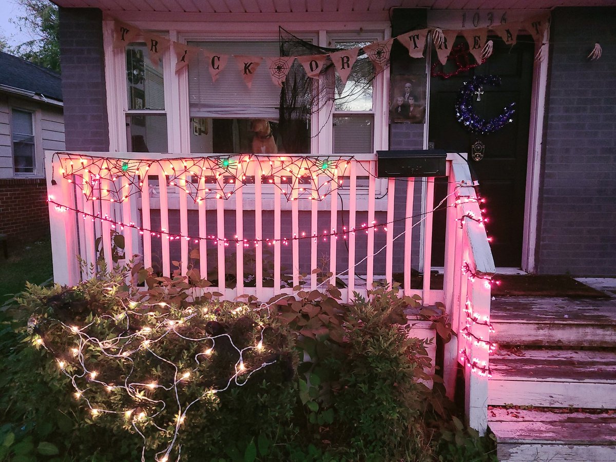 Happy halloweeeeeen 🖤🧡🎃🖤🧡