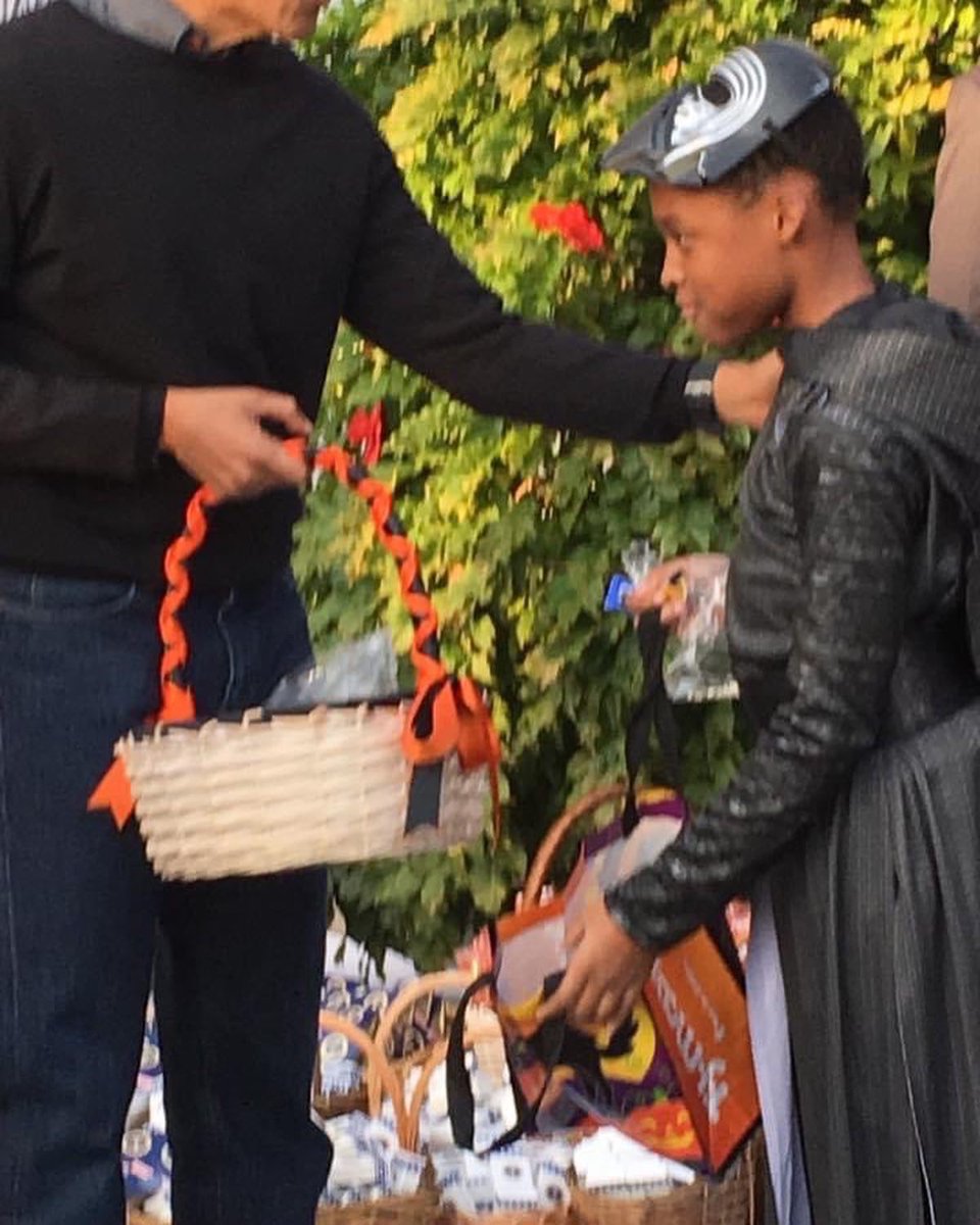 ShayDavisPens's tweet photo. That time President @barackobama and First Lady @michelleobama made my son’s halloween extra special!!! 
🧡🧡🧡🧡🖤🖤🖤🖤🧡🧡🧡🧡 #Halloween #TrickorTreat #TrickorTreatAtTheWhiteHouse #MyForeverPresident #MyForeverFirstLady https://t.co/s5XJn3dqKr