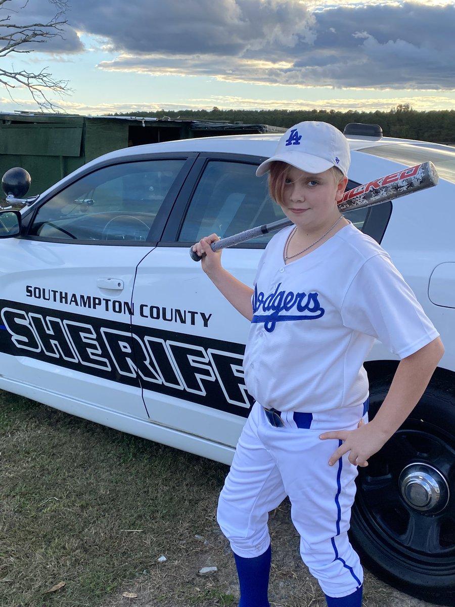 cynphippins's tweet photo. Best Halloween costume of 2021!! My daughter as @Cody_Bellinger https://t.co/COM8dPFxn5