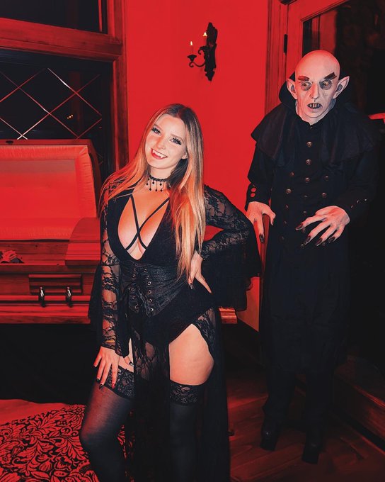 Sexy vampire 🧛&zwj;♀️ https://t.co/ZEJqNn4nVo