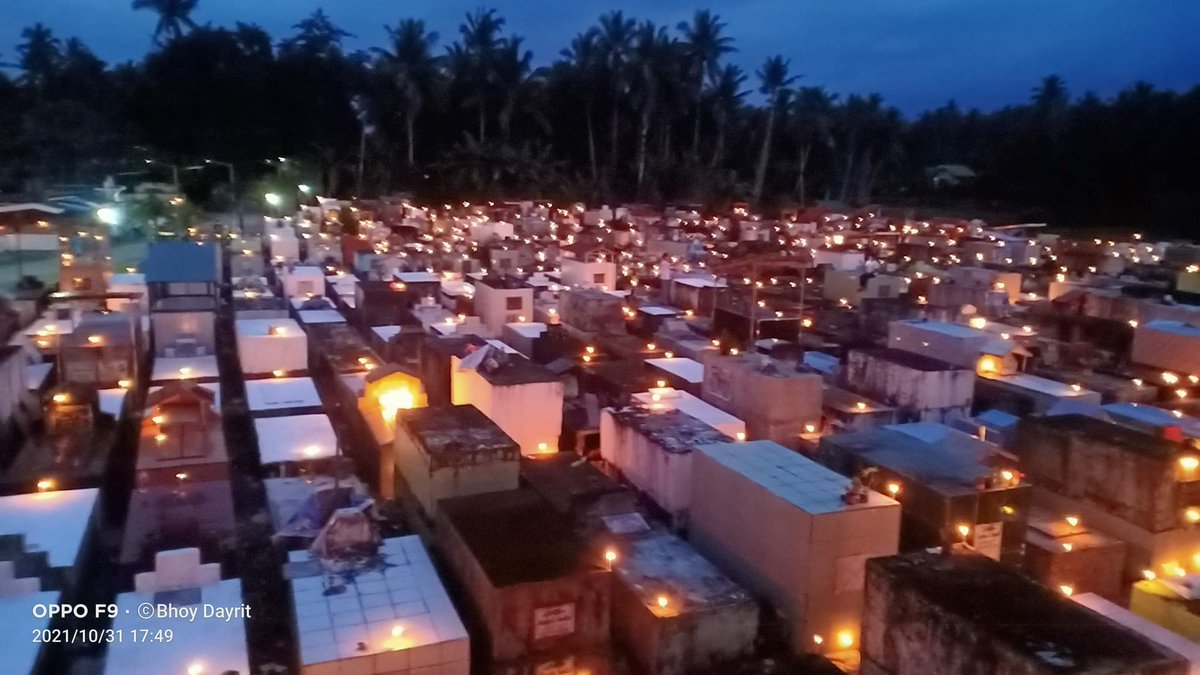 Dennis_Datu's tweet photo. Nagliwanag ang Baco Public Cemetery sa Oriental Mindoro nang sindihan ang higit 2,000 kandila.
Mismong ang Baco LGU na ang nagtirik ng kandila sa mga puntod dahil bawal pa rin ang pagdalaw sa mga sementeryo dahil sa pandemya https://t.co/6AkRg0rnYN