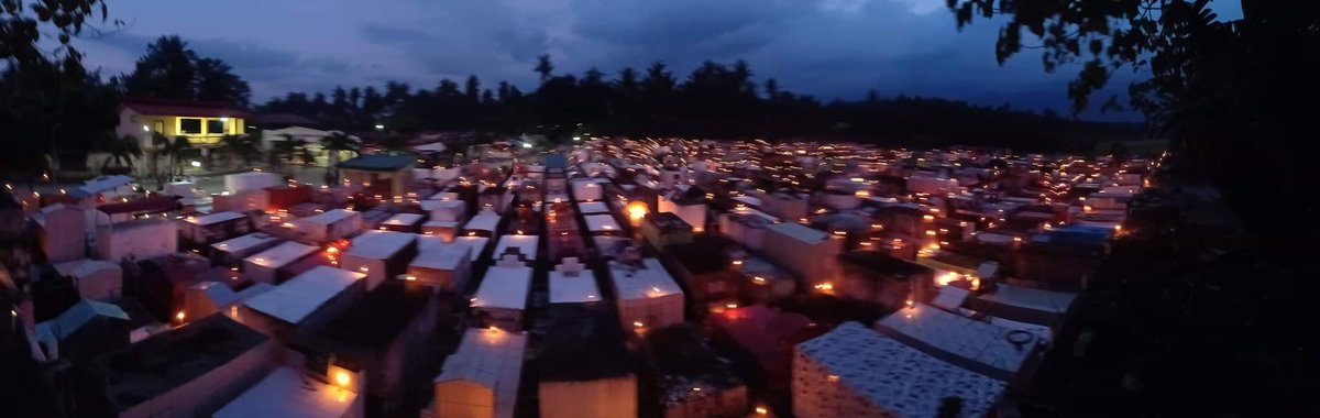 Dennis_Datu's tweet photo. Nagliwanag ang Baco Public Cemetery sa Oriental Mindoro nang sindihan ang higit 2,000 kandila.
Mismong ang Baco LGU na ang nagtirik ng kandila sa mga puntod dahil bawal pa rin ang pagdalaw sa mga sementeryo dahil sa pandemya https://t.co/6AkRg0rnYN