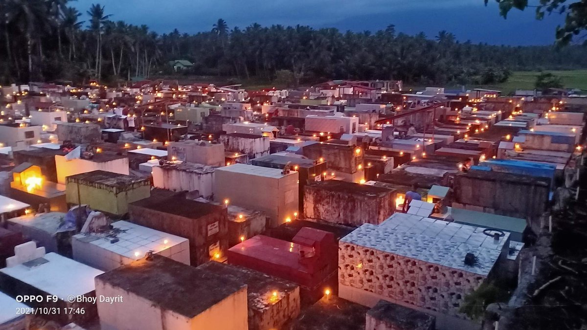Dennis_Datu's tweet photo. Nagliwanag ang Baco Public Cemetery sa Oriental Mindoro nang sindihan ang higit 2,000 kandila.
Mismong ang Baco LGU na ang nagtirik ng kandila sa mga puntod dahil bawal pa rin ang pagdalaw sa mga sementeryo dahil sa pandemya https://t.co/6AkRg0rnYN