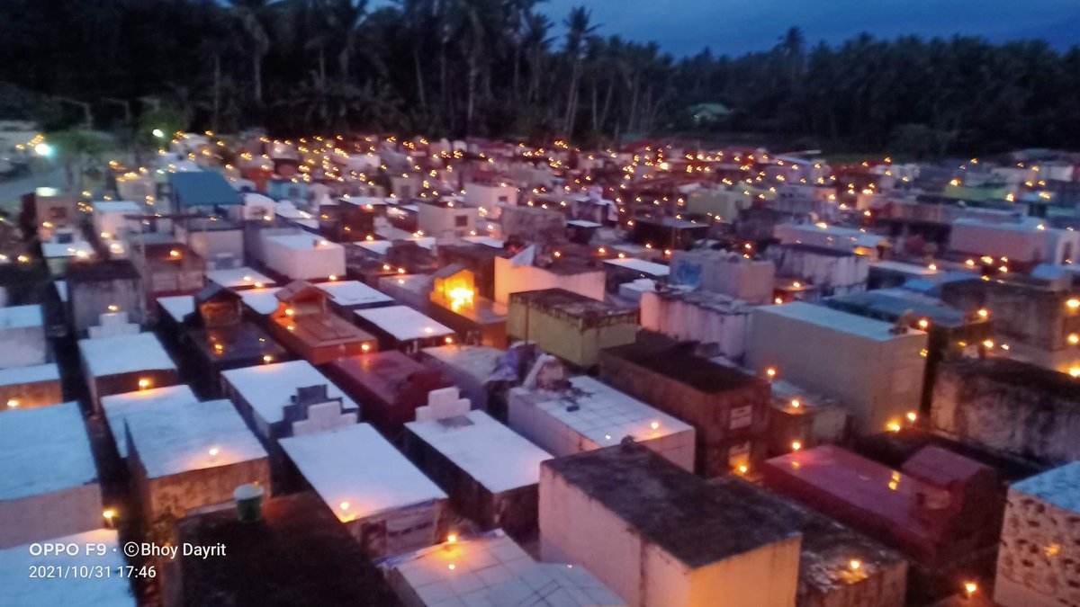 Dennis_Datu's tweet photo. Nagliwanag ang Baco Public Cemetery sa Oriental Mindoro nang sindihan ang higit 2,000 kandila.
Mismong ang Baco LGU na ang nagtirik ng kandila sa mga puntod dahil bawal pa rin ang pagdalaw sa mga sementeryo dahil sa pandemya https://t.co/6AkRg0rnYN