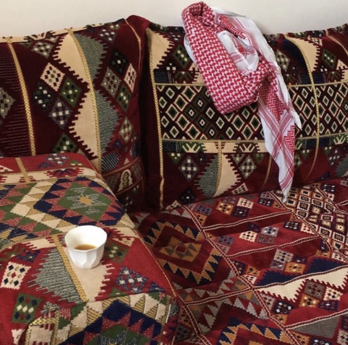 ☂️
.
.
لاتجرب ضيقتي ويضيق بالك
وانت ماتقدر تضيق ولاتحمّل
- -