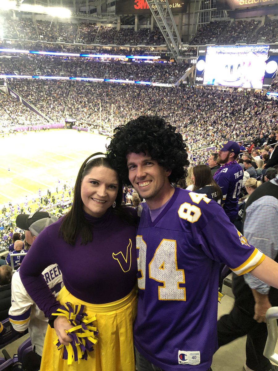 brames12's tweet photo. #Minnesota #vikings #skol #randymoss #mvcheerleader @Vikings https://t.co/SYT6CIaJ7N