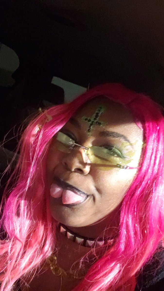 theravinggemini's tweet image. I'M GOING 2 C @CloZeeOfficial :D #firstshowback