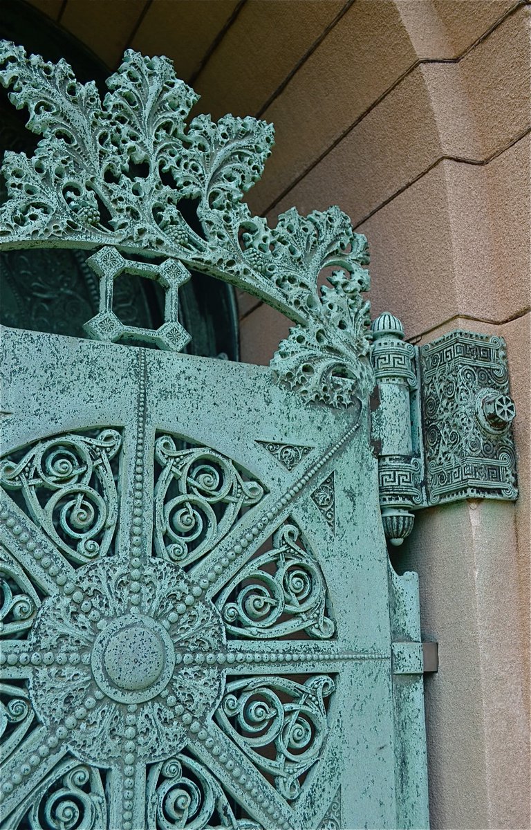 chi_geek's tweet photo. Adler &amp; Sullivan’s Getty Tomb is an official Chicago landmark. Built in 1890, the limestone cube is made of smooth blocks &amp; rectangular octagons. A plaster cast of the ornate bronze doorway won Sullivan an award at the 1900 Paris Exhibition. #SullivanSunday https://t.co/Y55S5WMY6u