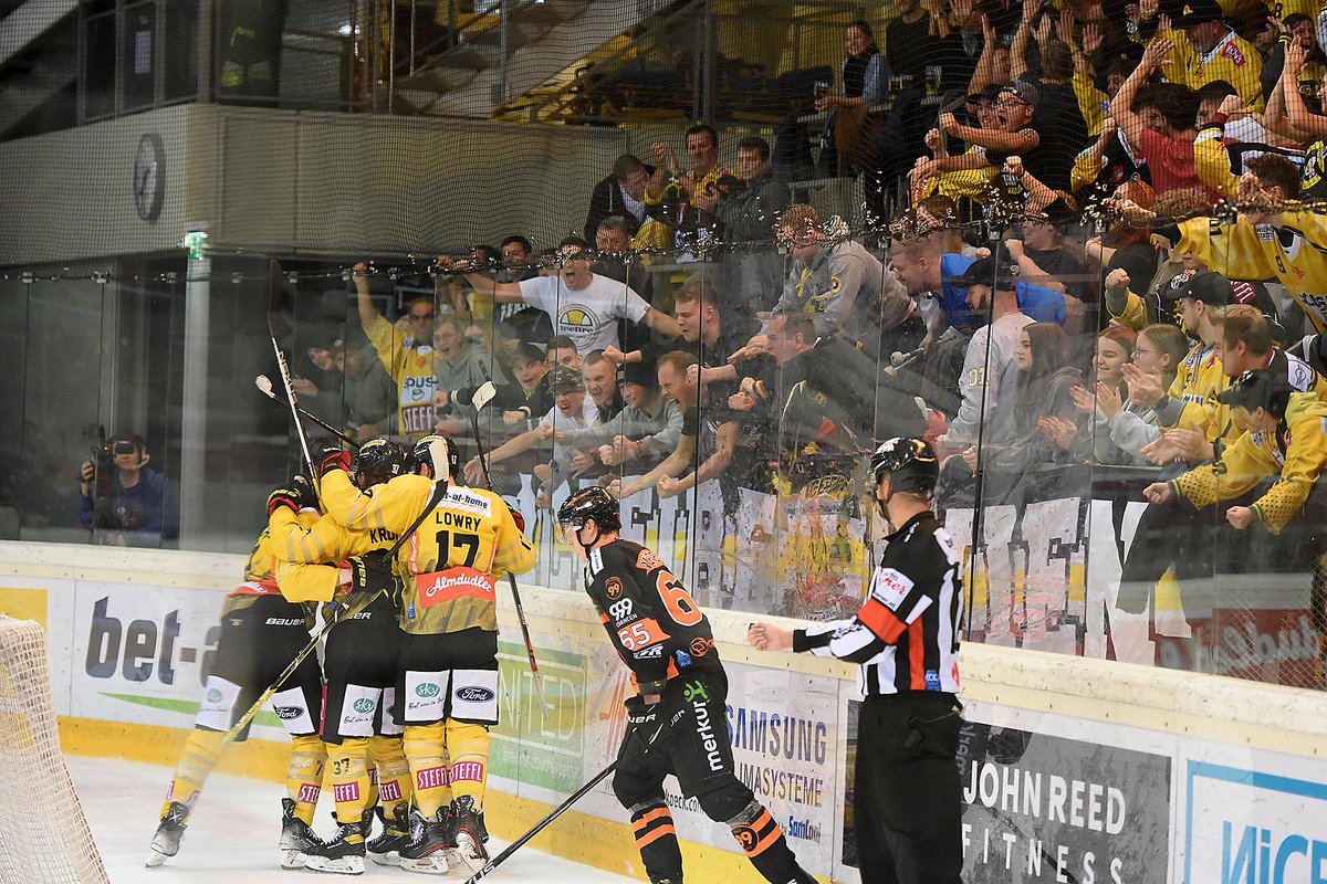 viennacapitals's tweet photo. Am Mittwoch geht's zu Hause gegen den @EC_KAC! 👊
🗞 | https://t.co/y55gXIzDJy
Face-Off ist um 19:15 Uhr. Das Spiel gibt es weder im TV, noch im Livestream. Wer den Klassiker also sehen will, muss live in der #ErsteBankArena dabei sein. 😀
#VICKAC https://t.co/fep1h2D6Hu
