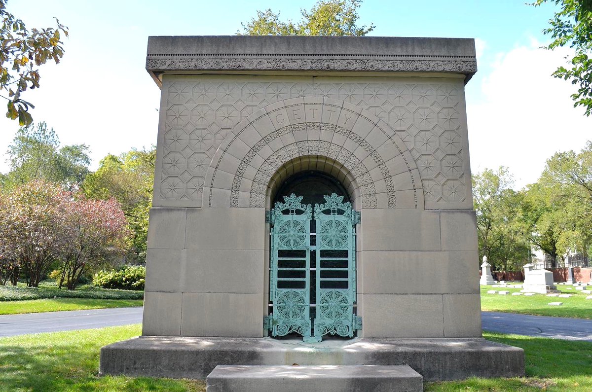 chi_geek's tweet photo. Adler &amp; Sullivan’s Getty Tomb is an official Chicago landmark. Built in 1890, the limestone cube is made of smooth blocks &amp; rectangular octagons. A plaster cast of the ornate bronze doorway won Sullivan an award at the 1900 Paris Exhibition. #SullivanSunday https://t.co/Y55S5WMY6u