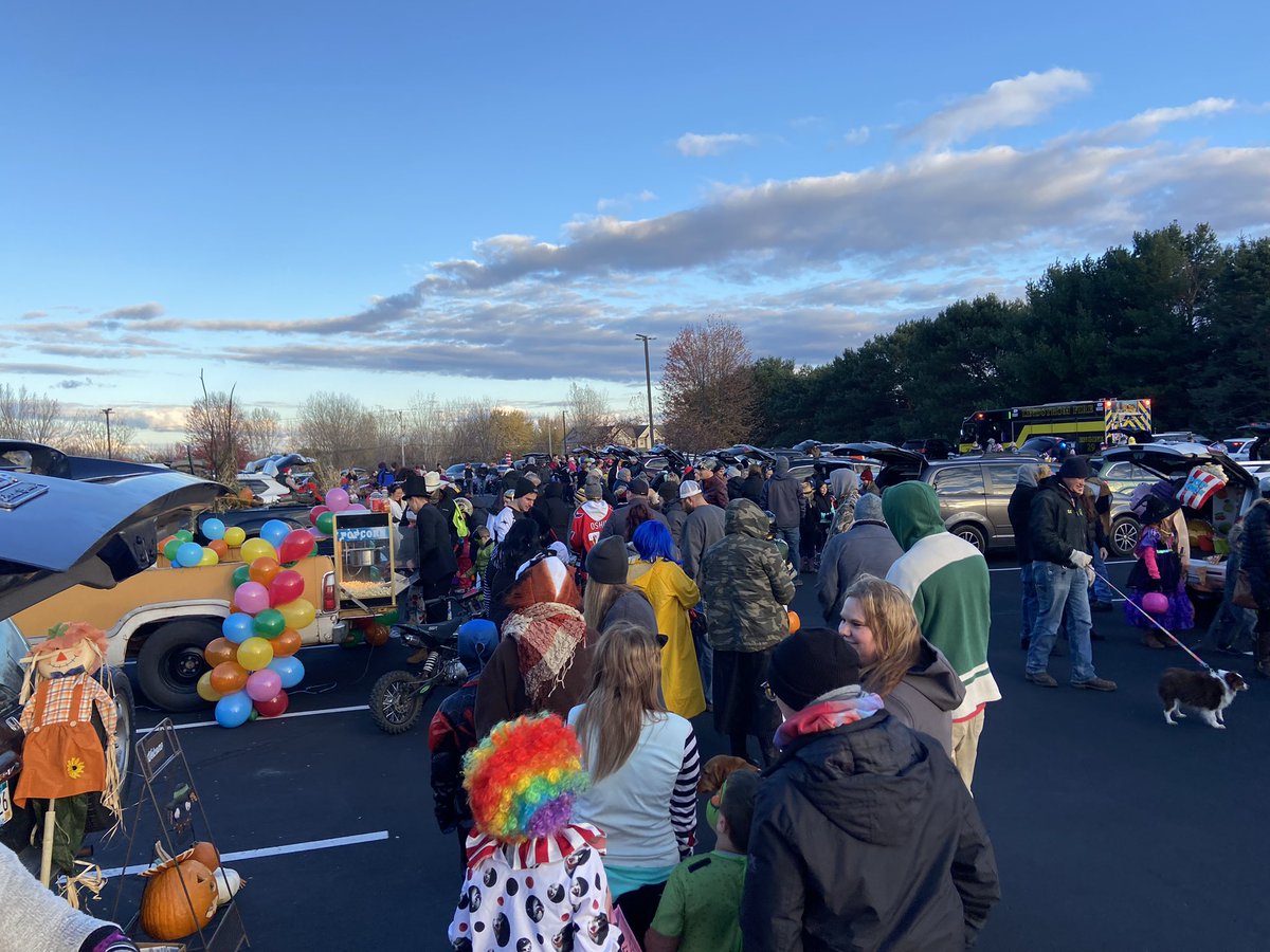 Jason_Carlson75's tweet photo. What an amazing night at @LakesFreeChurch Trunk or Treat! https://t.co/iIEs6qL903