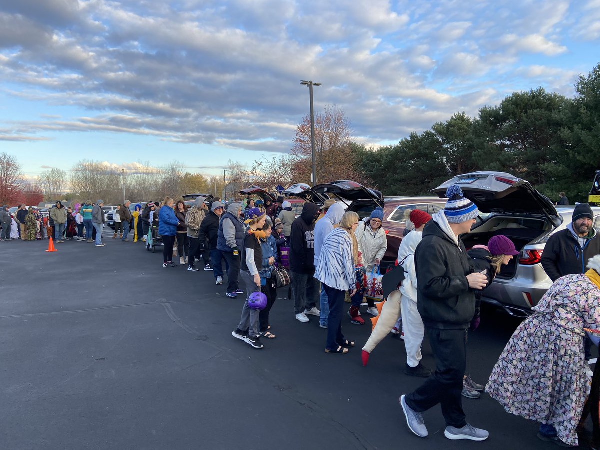Jason_Carlson75's tweet photo. What an amazing night at @LakesFreeChurch Trunk or Treat! https://t.co/iIEs6qL903