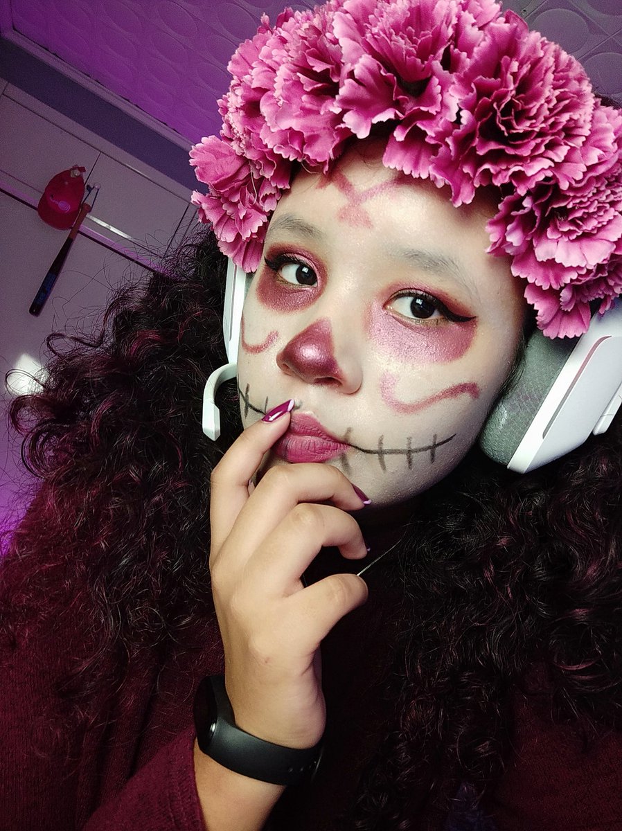 AnnWalker21's tweet photo. Bueno, para no tener ni idea de maquillaje creo que tan mal no ha quedado. @VALORANTes @PlayVALORANT #VALORANT #ValorantArt #halloween2021 #Hallowstream https://t.co/FZJWMsglqo
