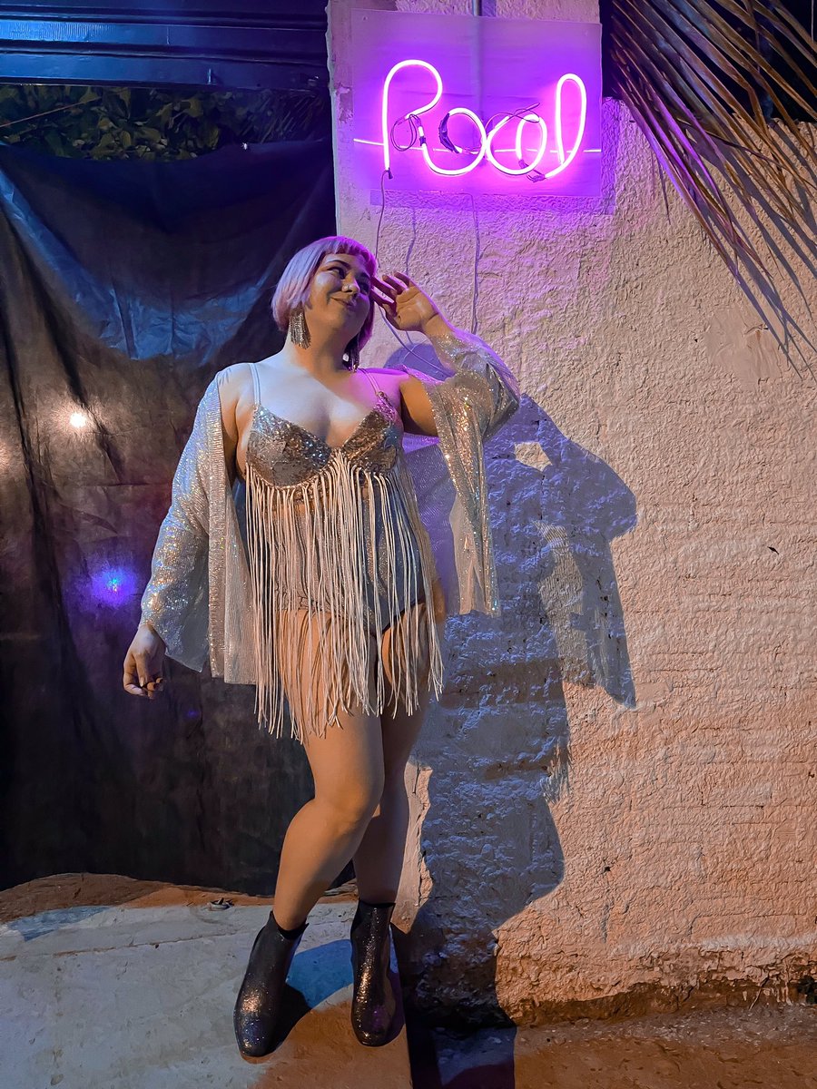agathatie's tweet image. A @marciamoreiraa me intimou a montar esse look de novo, pois eu não tinha feito uma foto descente dele. Aí ela foi e mandou esse shooting MARAVILHOSO do nosso soft rolê no Halloween da @pixelsteakburger 🤍

Então toma! ⚡️

#closermovie #halloweencostumes #midsizestyle #midsize