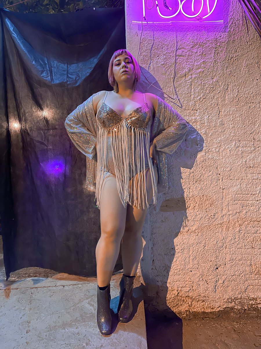 agathatie's tweet image. A @marciamoreiraa me intimou a montar esse look de novo, pois eu não tinha feito uma foto descente dele. Aí ela foi e mandou esse shooting MARAVILHOSO do nosso soft rolê no Halloween da @pixelsteakburger 🤍

Então toma! ⚡️

#closermovie #halloweencostumes #midsizestyle #midsize