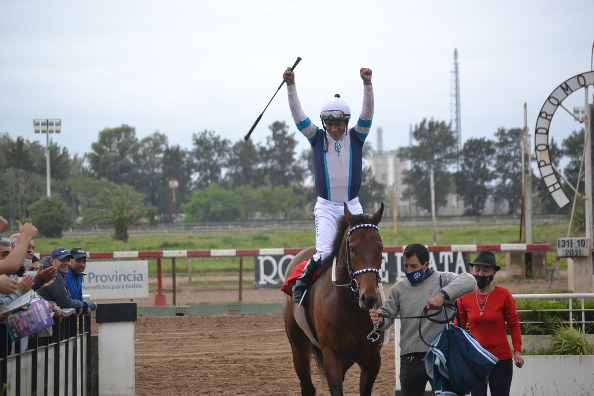 cpulgar28's tweet photo. En el Hipódromo de La Plata se disputó el Gran Premio Provincia de Buenos Aires "Copa Rocha de Plata" G1, 2200 metros para productos nacidos desde el 1º de julio de 2018, en la que se impuso EMPRESTADO, pertenece al stud ETICA
#turf #EMPRESTADO #DeTurfUnPoco https://t.co/BvtvRiDSFJ