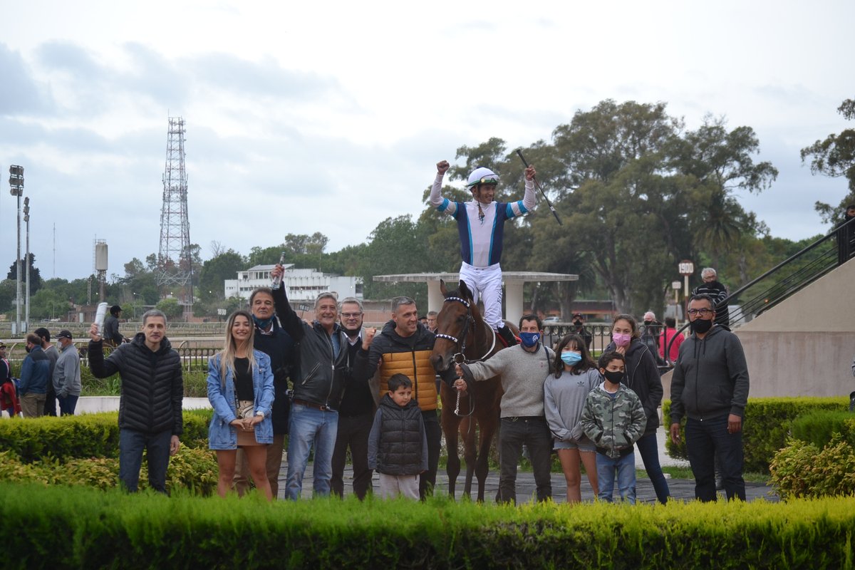cpulgar28's tweet photo. En el Hipódromo de La Plata se disputó el Gran Premio Provincia de Buenos Aires "Copa Rocha de Plata" G1, 2200 metros para productos nacidos desde el 1º de julio de 2018, en la que se impuso EMPRESTADO, pertenece al stud ETICA
#turf #EMPRESTADO #DeTurfUnPoco https://t.co/BvtvRiDSFJ