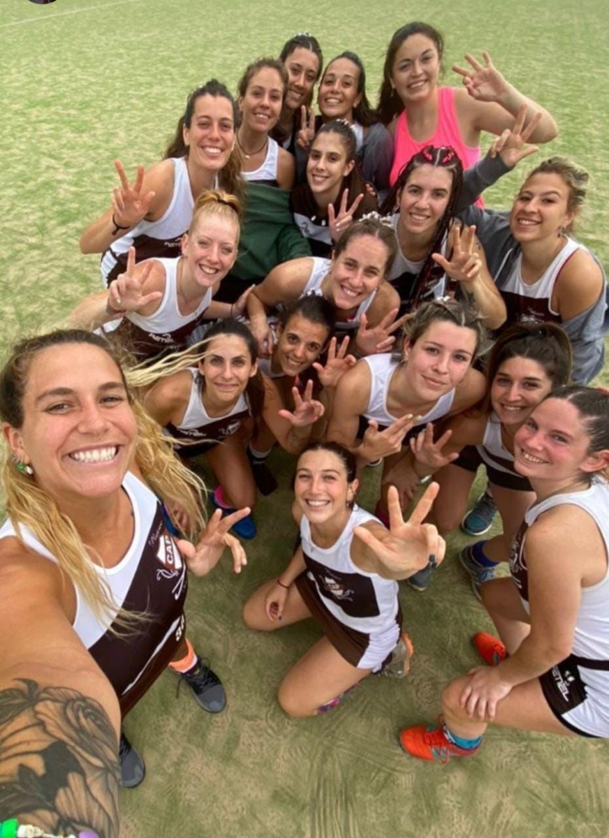 caplatense's tweet photo. [Hockey] #TorneoMetropolitano ¡Gran victoria de “Las Calamares”!

✅ #Platense se impuso como visitante ante Estudiantes (LP) por 2-1, por la 13ª fecha del campeonato. 

🏑 Agustina Bolla e Inés Irazu anotaron los goles 💪🏻

¡#VamosCalamares🦑! https://t.co/bGYGFVTOdw