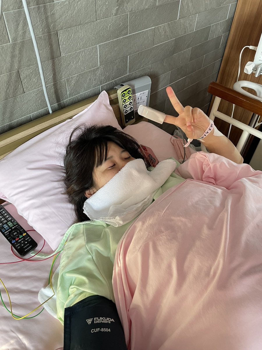 Sho_ki10's tweet photo. 2021/11/01 6:43
無事に2727gの元気な女の子が産まれました✨
帝王切開でソワソワしたけどホッとした☺️

赤ちゃんガラス越しでしか見れんかったけど、元気に泣いててよかった😭
見事なすしざんまいポーズしてくれたので、早く寿司に連れて行きたいね🍣笑
名前は麗心(うるは)です！
寿美ありがとう！！ https://t.co/zBanSJpMhN