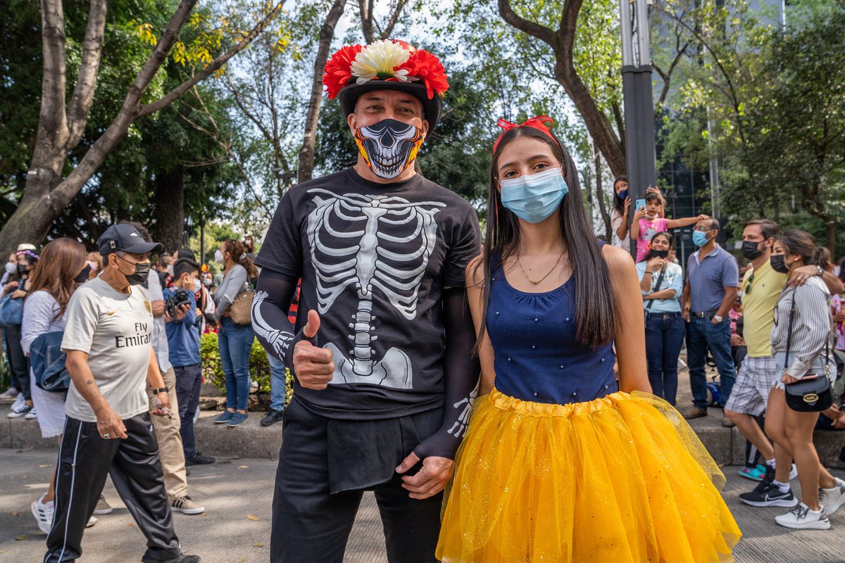 TimeOutMexico's tweet photo. Los mexicanos contamos con una de las fiestas más bellas a nivel mundial. Este desfile celebra la vida y recuerda a los que ya no están. 📸 Ale Carbajal #TimeOutMexico #AdictosALaCiudad https://t.co/pUdbijGqcr