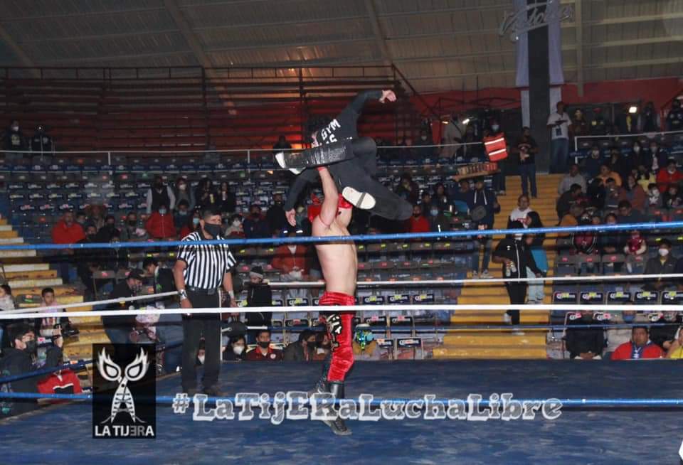 LaTijeraLucha's tweet photo. En la primer lucha de regalo desde #EspacioMetepec,el triunfo es para el joven talento de #BandidosGym el resistente #SuperArchie q por medio de un chispazo da cuenta de #Koori,que dominรณ gran parte de la batalla en funciรณn de #BigLucha, #EmpresaDiamante y #ExpoMuseoLuchaLibre https://t.co/qMMSYjcavW