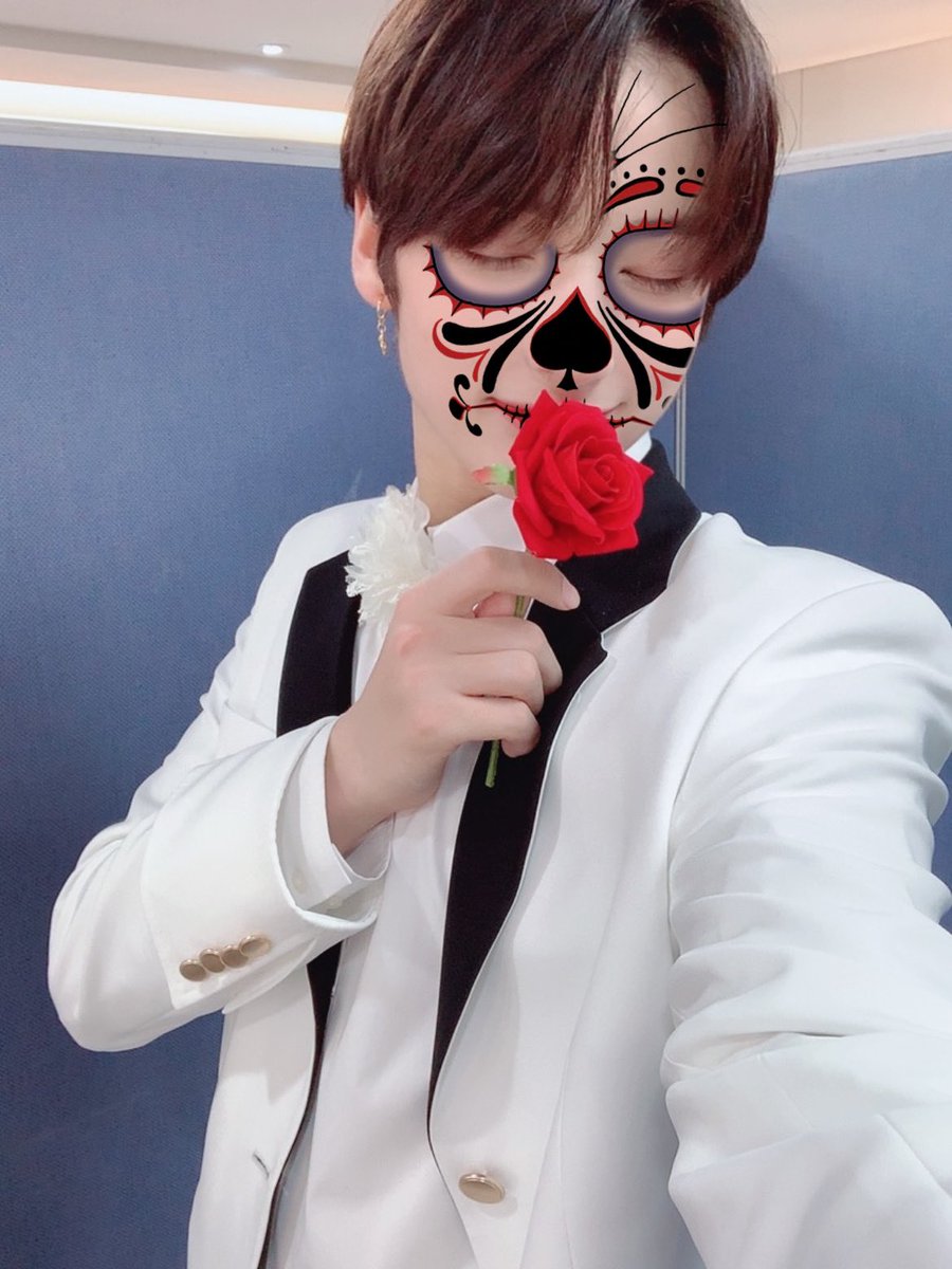 TIMEXTRAVELERS's tweet photo. Emocionado por el #HappyHalloweenwD y decir #WelcomeToDIAMONDWorld con mi mejor disfraz, sin duda alguna será una noche para recordar y no olvidar 😈 Aprovechare a saludar a todos los guapos y guapas y gritar felizmente en la gran fiesta de hoy, hoy se pone pedo y Csm la escuela https://t.co/758G7s0qhs