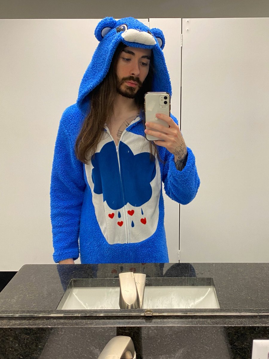 MoistCr1TiKaL's tweet image. Haven’t busted this costume out in years. What a day