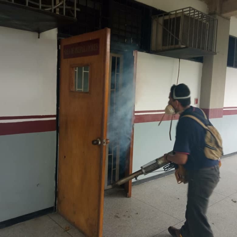 facesuc1's tweet photo. #FACESInforma

El día #29Oct se llevó a cabo una jormada general de fumigación en todos los espacios del Campus la Morita, con el objeto de minimizar la presencia de vectores en los distintas áreas debido a las constantes lluvias.

Dr. Benito Hamidian
Decano https://t.co/MnqY4FBaRy