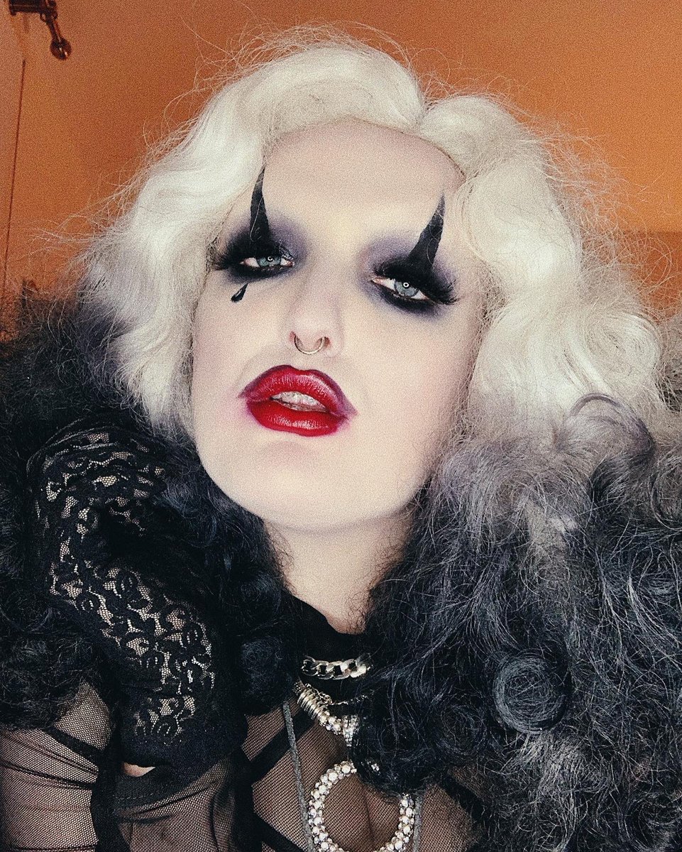prudeh's tweet photo. went as myself (sad™️) for halloween polyglamorous  🤍👻🖤 https://t.co/IWQQuXIZiv