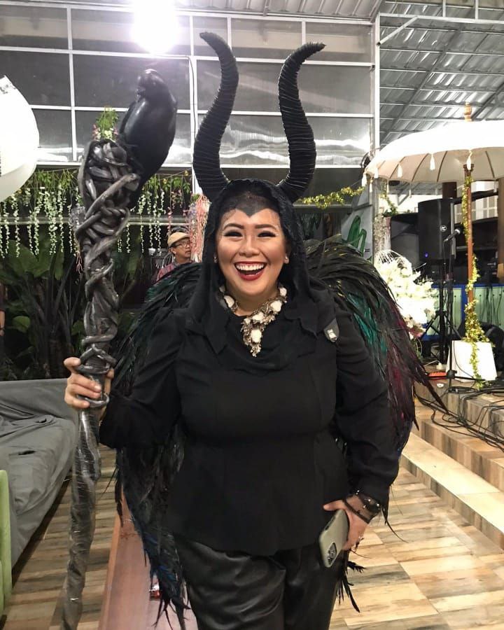 Rayakan Ultah, Yenny Wahid Anak Gus Dur Berkostum Ala Maleficent Lengkap dengan Tanduknya

faktakini.info/2021/11/rayaka…

Hadeeeh... Jilbab, gamis, jenggot, ucapan Assalamu'alaikum dll dimusuhi dgn dalih "itu budaya Arab bukan budaya Nusantara", 
Lha... ini BUDAYA APA ?! 🙄🤔