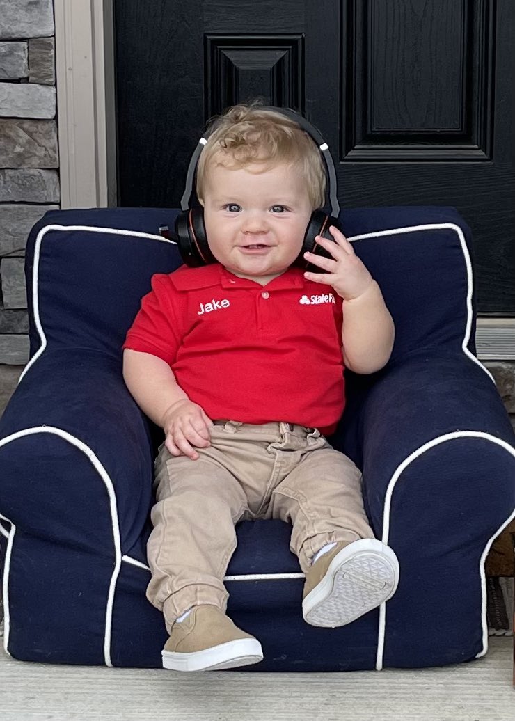 SaraJill21's tweet photo. Like a good neighbor Jake Thomas is there! 

#JakeFromStateFarm #Halloween2021 https://t.co/a4LcRAIBoZ