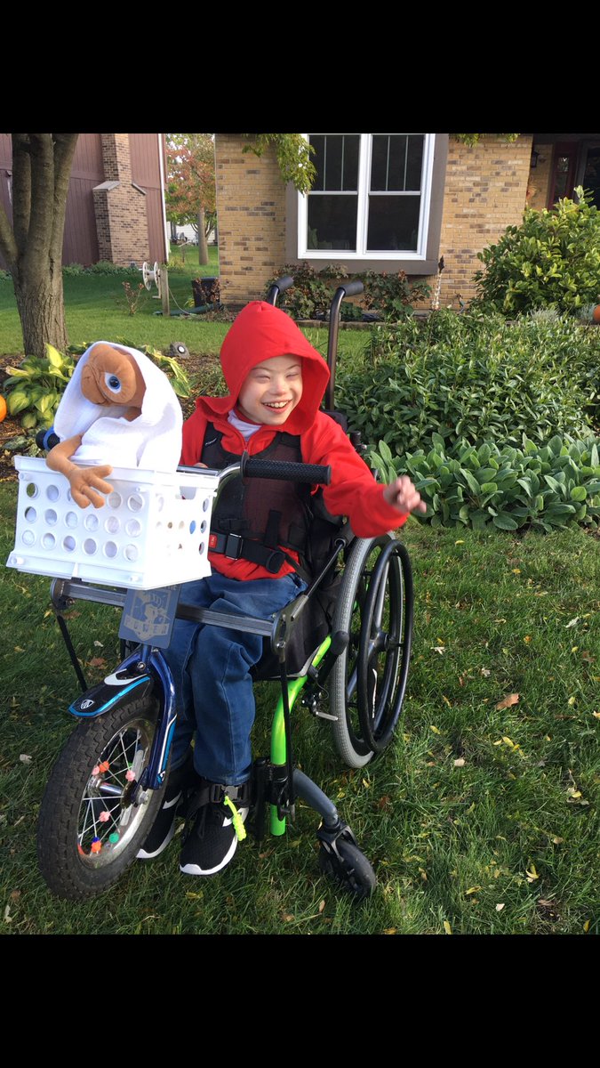 Happy Halloween from Elliot (Scottie) and E.T.! 🎃☎️🏠🎃🦽🎃. <a href="/cnavillus/">Chris Sullivan</a> @realspielberg1