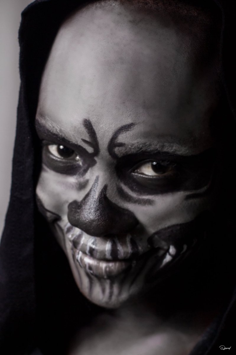 Jesleqc's tweet photo. Happy Halloween 
#photography #halloween2021 #makeupartist #blackandwhite https://t.co/9xWLHsY44k