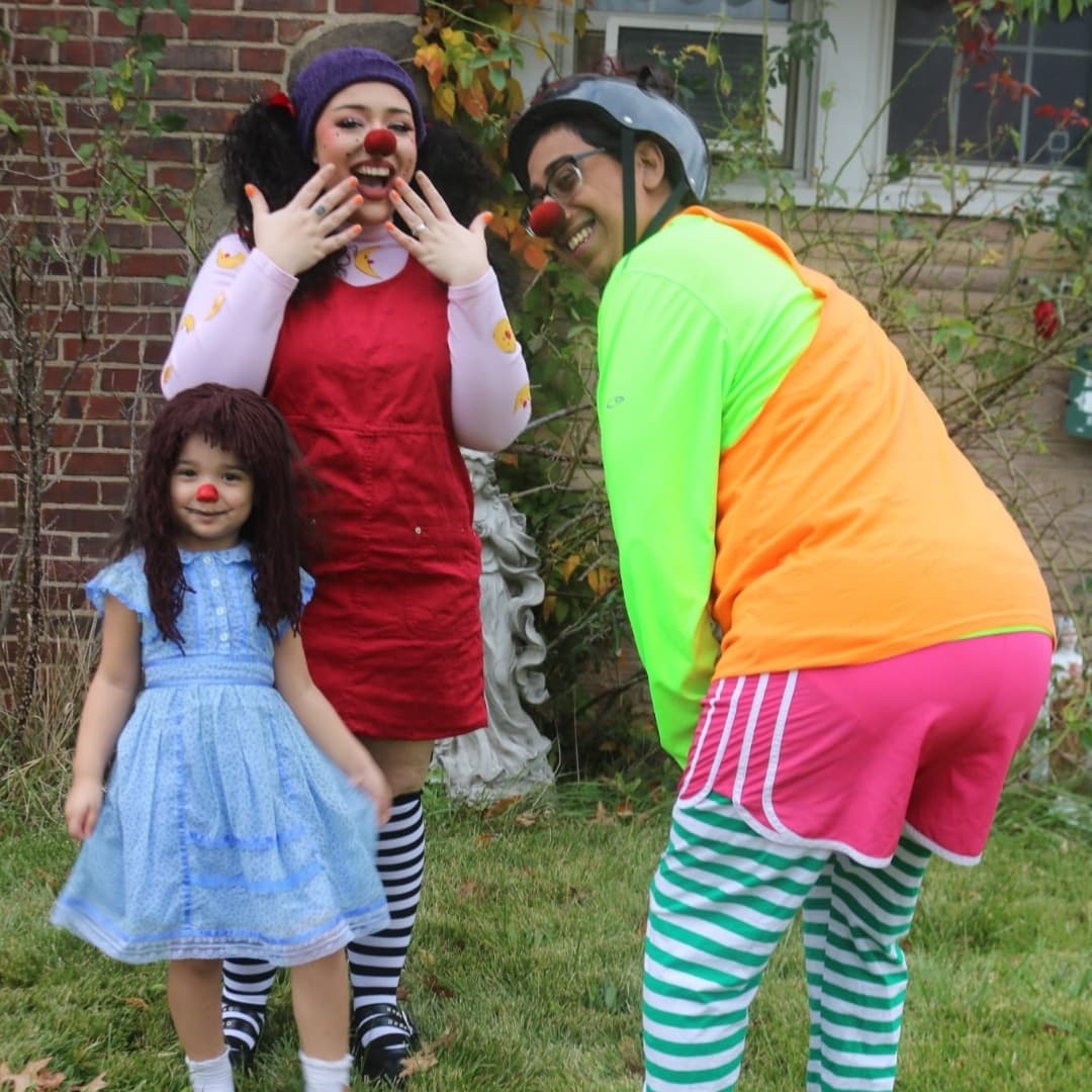 PuzzlezOG's tweet photo. ARE YOU READY TO CLOWN AROUND!? π€‘β€π΄πΎππ¬π Happy Halloween, everyone! From myself, Loonette and Molly!! π₯°π₯° #BigComfyCouch #HappyHalloween2021 #MajorBedhead #Loonette #Mollydoll #Family #homemadecostume https://t.co/xkYq800FkX