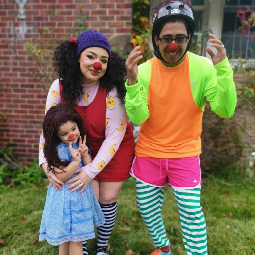 PuzzlezOG's tweet photo. ARE YOU READY TO CLOWN AROUND!? π€‘β€π΄πΎππ¬π Happy Halloween, everyone! From myself, Loonette and Molly!! π₯°π₯° #BigComfyCouch #HappyHalloween2021 #MajorBedhead #Loonette #Mollydoll #Family #homemadecostume https://t.co/xkYq800FkX