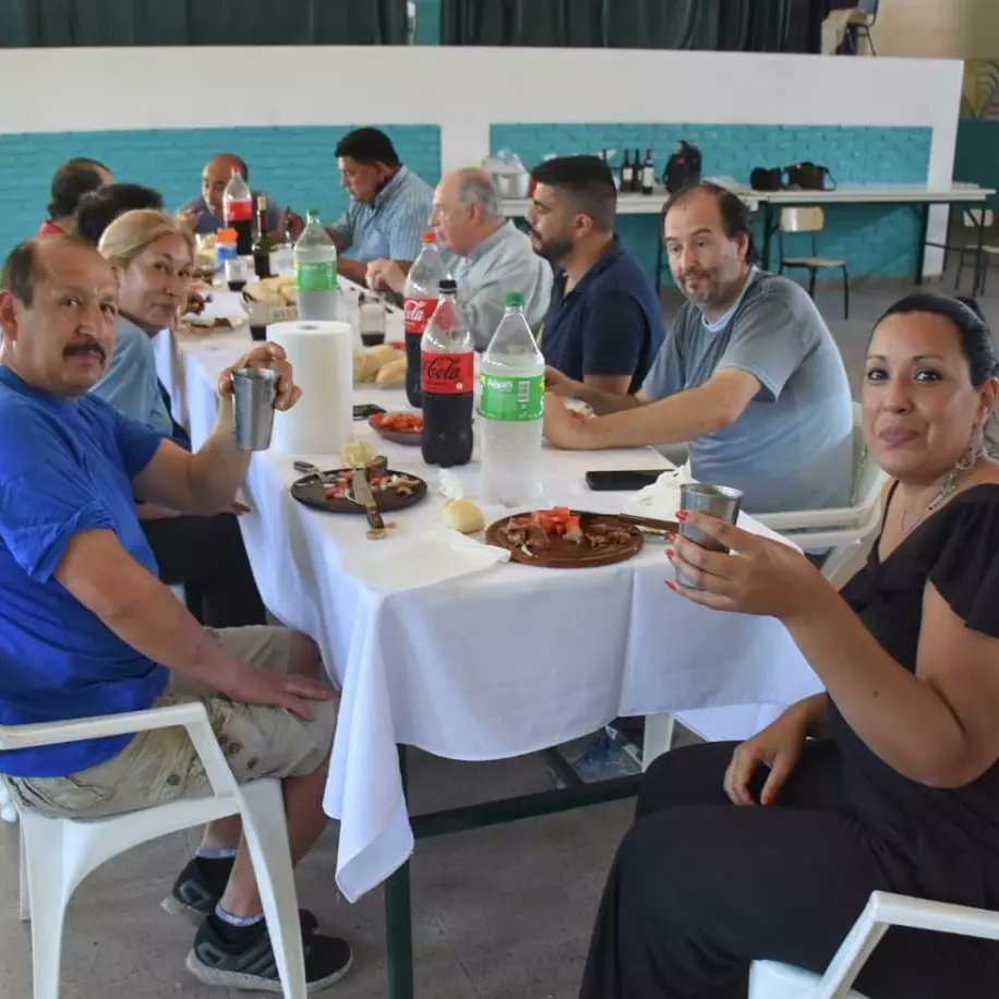 PabloMoledo1's tweet photo. Siempre es una enorme alegría estar con un gran hacedor y referente de Santa María como Julio Merediz por su ejemplo de conducta, disciplina y entrega.Planificando el 2022 y disfrutando entre amigos y cantándole el feliz cumpleaños junto a Ricardo Percovich. #Fmtrujui #SantaMaria https://t.co/oIjVI2SmAX