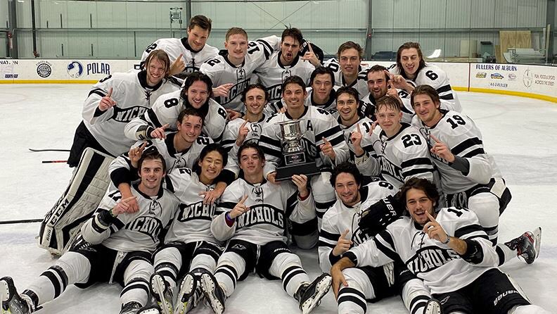 BitBetterDaily's tweet photo. Collegiate debut and your squad wins a trophy? Not a bad Halloween in Worcester! Congratulations to @NicholsMensHcky and Brandon Cope! He looks pumped!
#ColonialsJrHatTricks https://t.co/kGjnTF4E8k