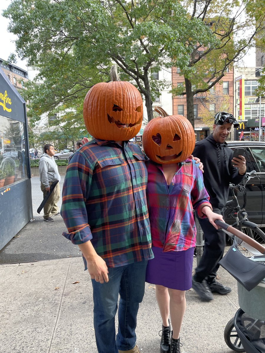 satomrs3's tweet photo. happy halloween !! バーで見たクールなカップル！
＃ニューヨーク　＃ハロウィーン https://t.co/5ByZslr9y3