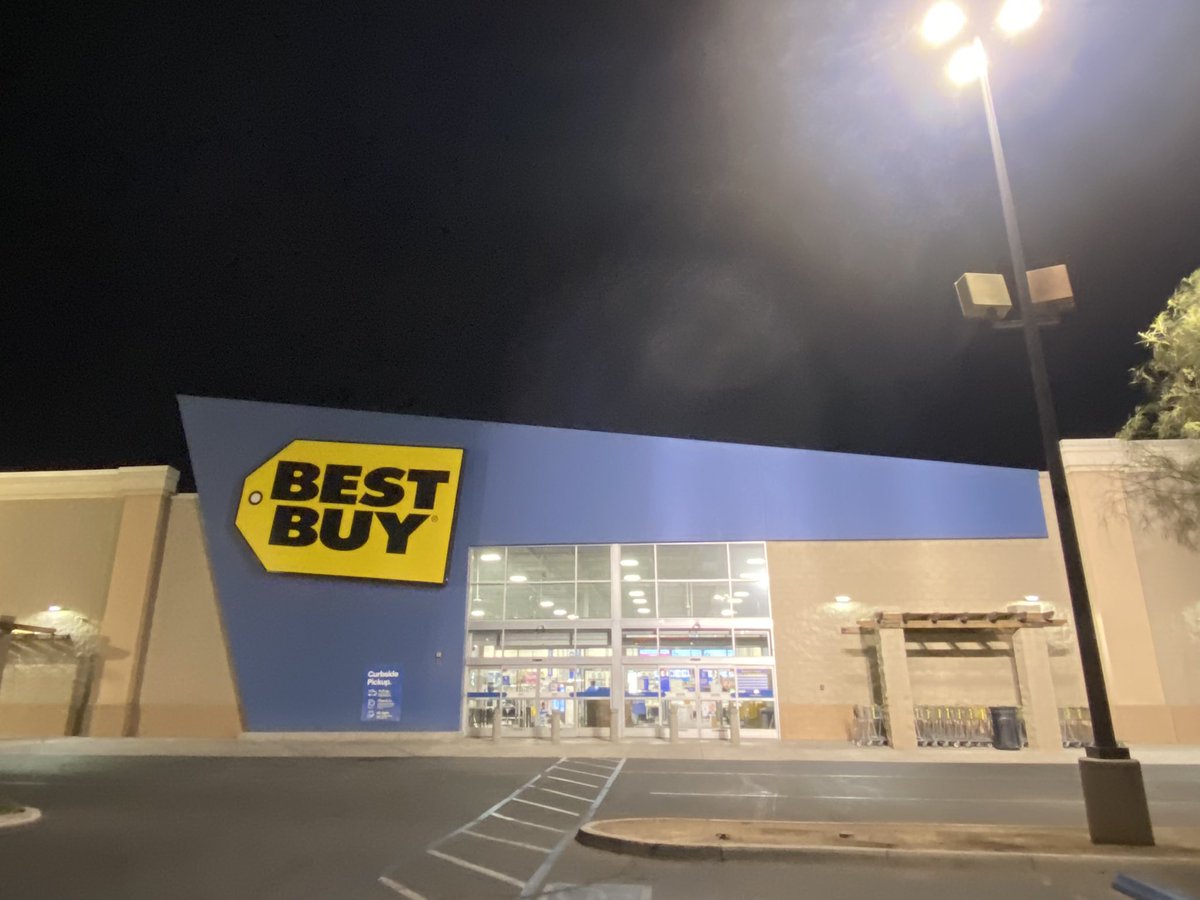 chuymen2a's tweet photo. @BestBuy El Centro California lobby lights and bestbuy sign turned of …vehicles passed by thinking is closed …we went all the way ..and it’s open ..why light off so early??.. it’s was 6:50 they close at 8:00pm https://t.co/vwUE8GQACn