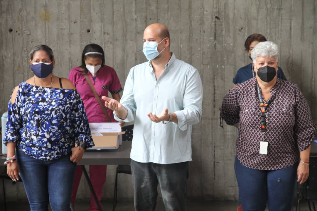 JorgeChayebM1's tweet photo. ¡TODO EL AMOR PARA #CHACAO!

Seguimos recorriendo cada espacio de nuestro municipio generando bienestar y protección ante el #covid_19.

Llevamos una genuina y humana jornada de vacunación al Centro Cultural de #Chacao atendiendo a la comunidad del Rosal. https://t.co/if9a2FFuWL