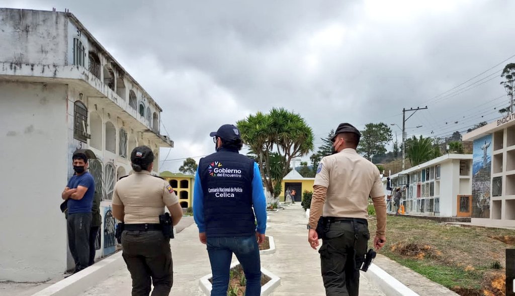 ✅ #ComisaríaDePolicíaCelica, en coordinación con <a href="/PoliciaEcuador/">Policía Ecuador</a>, realizó operativo de control en distintas locaciones:

🔹️Mercado Municipal 
🔹️Feria libre
🔹️Terminal Terrestre
🔹️Ejes viales
🔹️Cementerio
🔹️Iglesia
🔹️Calles y avenidas

#EcuadorFeriadoSeguro