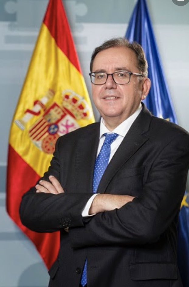 Paco_Glez_'s tweet photo. Hay mozos de almacén a los que echan por derribar una estantería, hay camareros a los que despiden por encararse con un cliente, hay empleados de banca que se quedan sin trabajo por el libro de reclamaciones de su sucursal. 

No hay mayor negligencia que la de este tipo. https://t.co/5cZOdp8Hnt